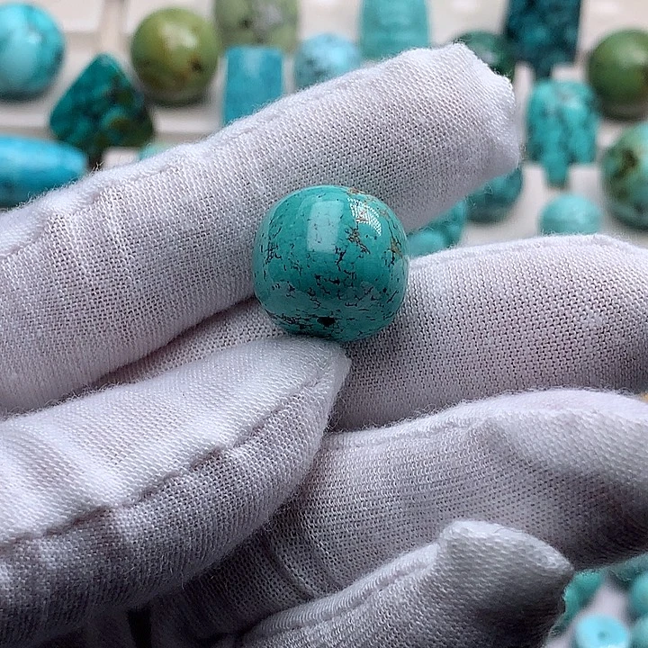 追***风绿松石未镶嵌珠宝奇石