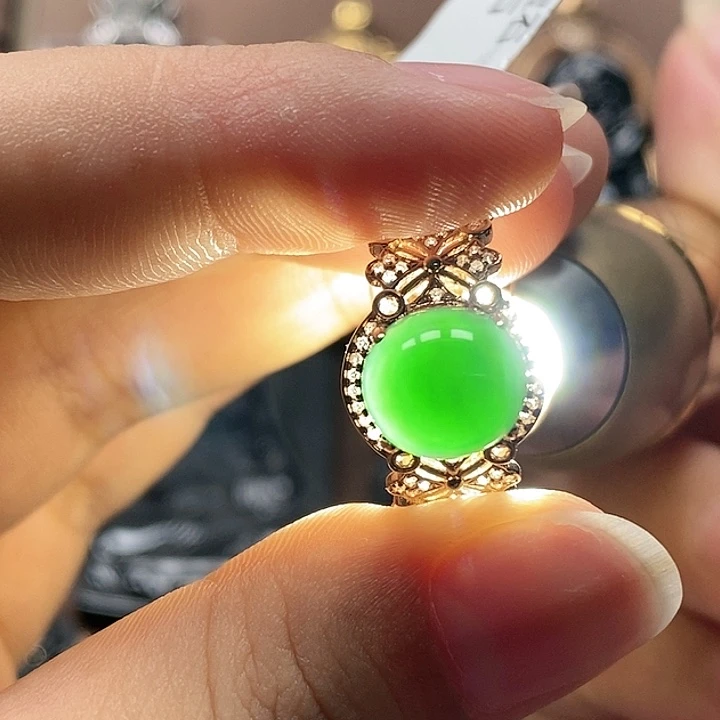 翡翠戒指18K金镶嵌蛋面