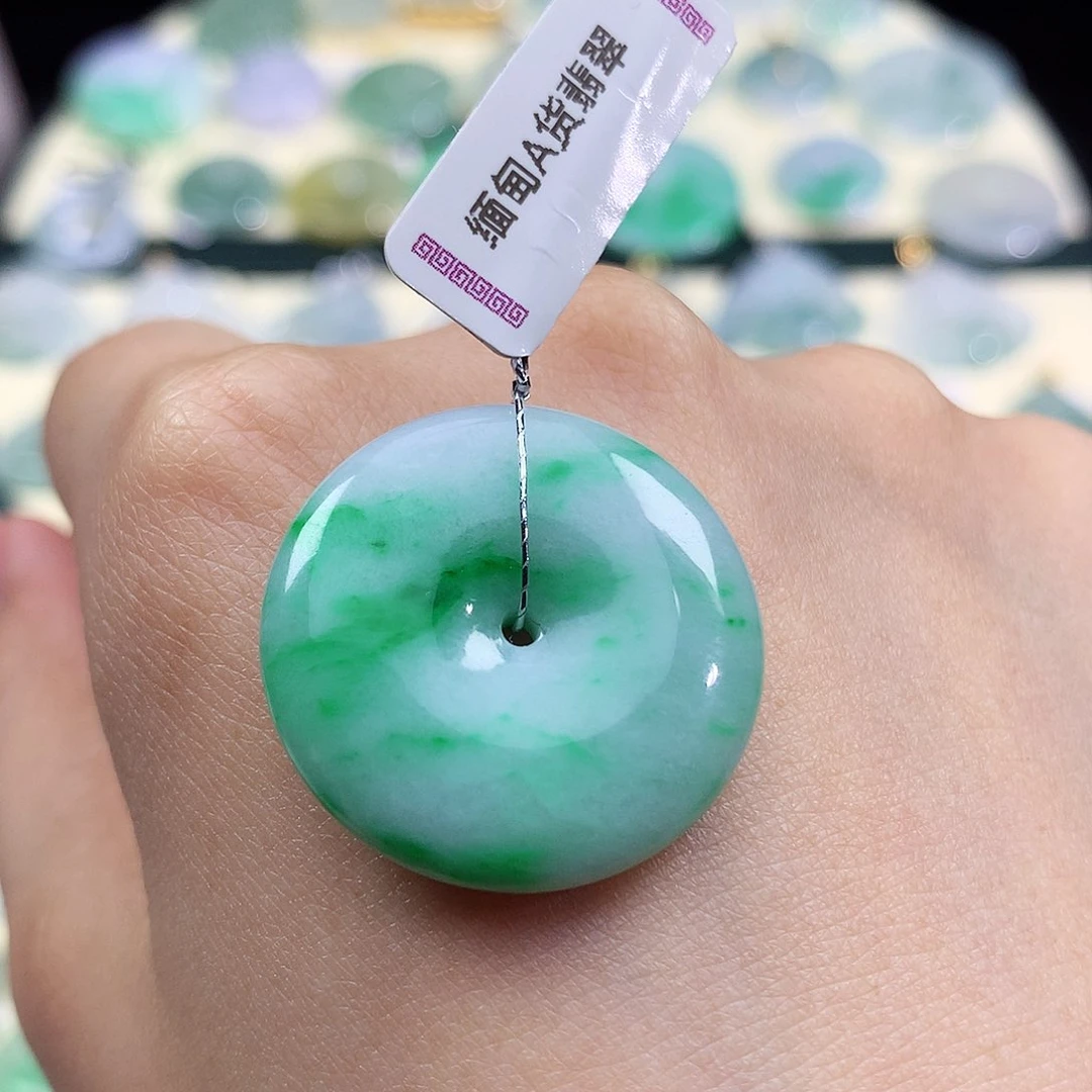 翡翠未镶嵌颈饰平安扣