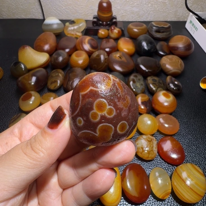 天***石瓷片马达加斯加奇石手把件浮雕