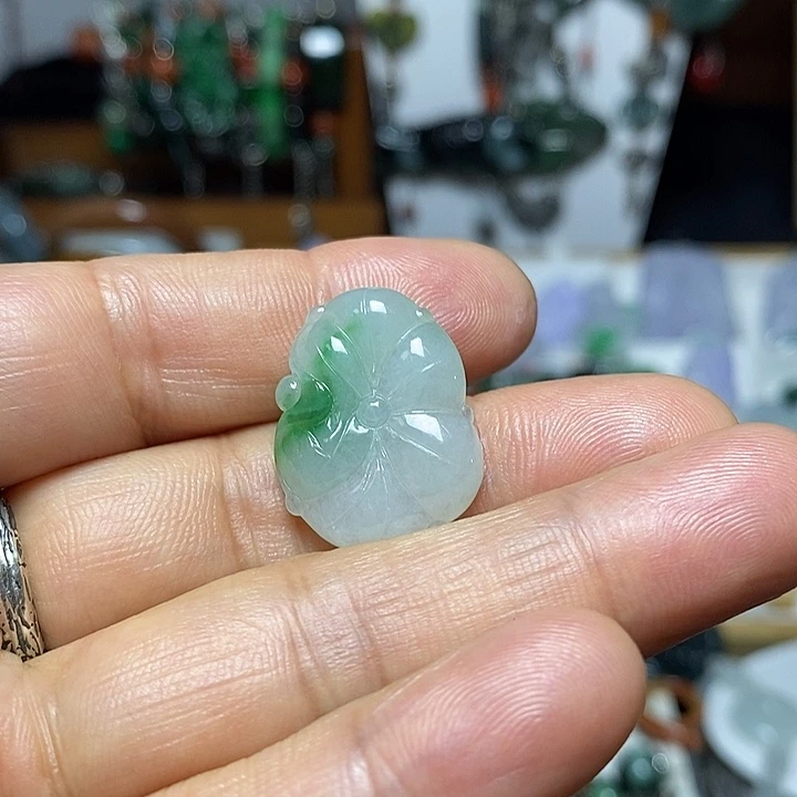 翡翠未镶嵌吊坠(赠链)