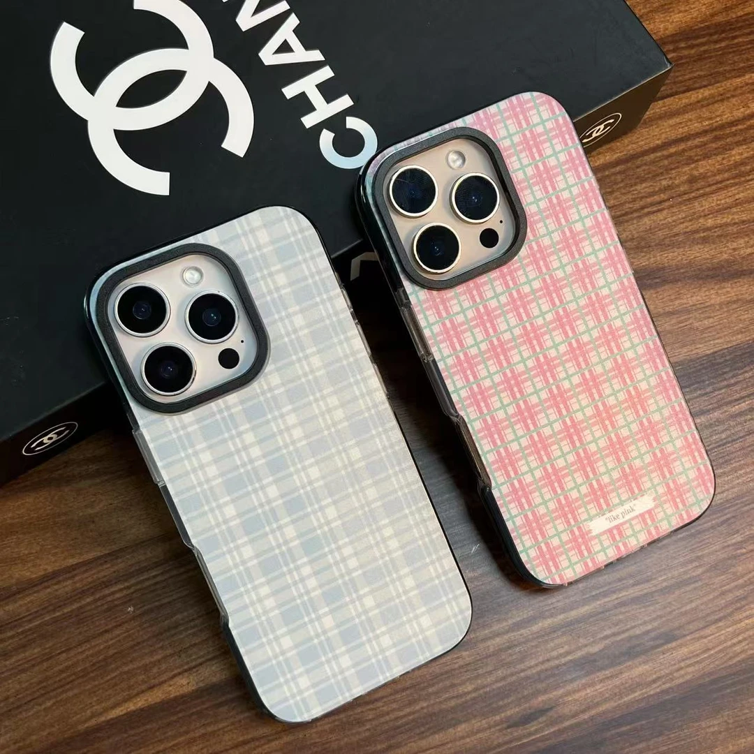 粉蓝密格子纹黑边适用于苹果16pro手机壳/13Pro/12p/11promax卡通