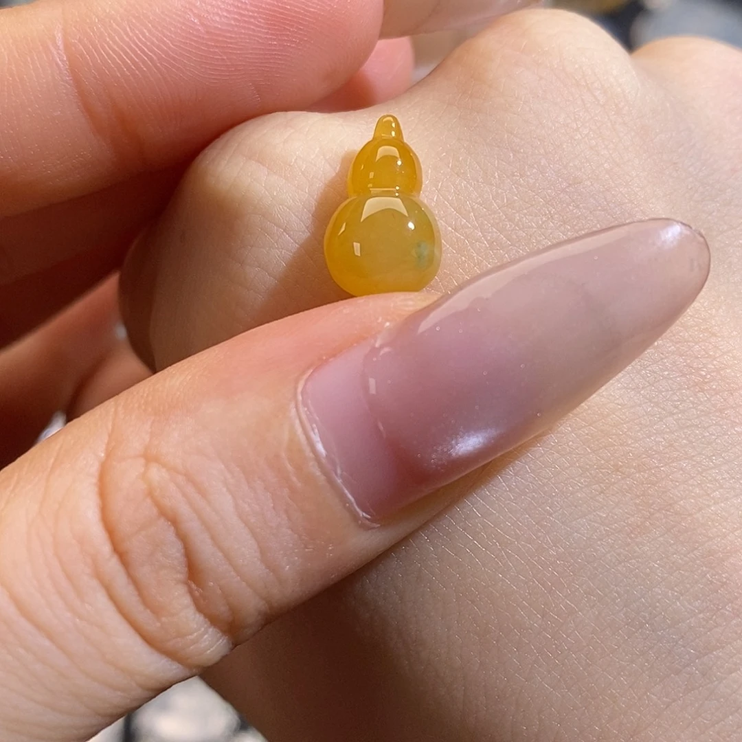 翡翠未镶嵌颈饰葫芦