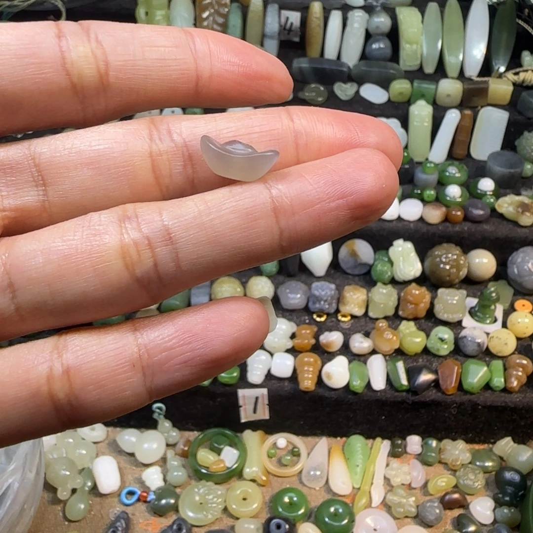 和田玉未镶嵌颈饰元宝