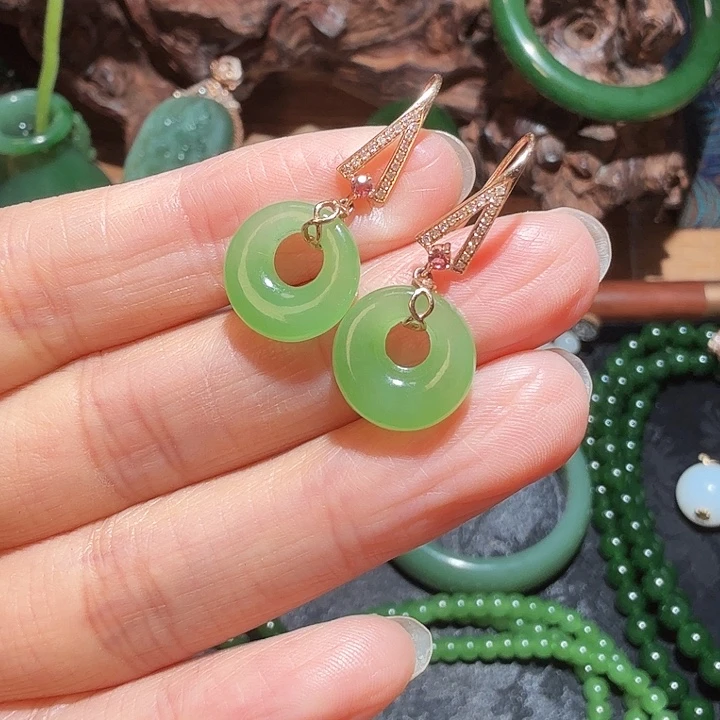 和田玉（碧玉）18K金镶嵌耳饰乌兰海果绿