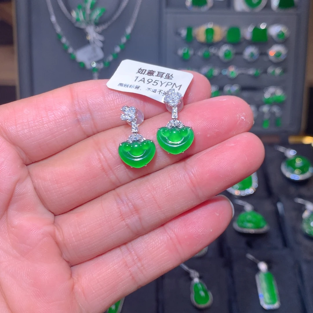 18K金镶嵌翡翠耳坠如意