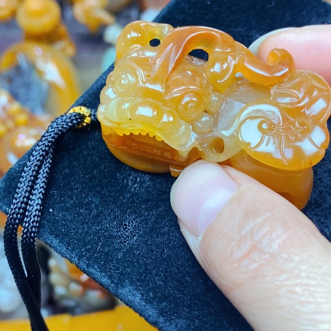 未镶嵌石英质玉（黄龙玉）颈饰