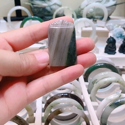独山玉未镶嵌颈饰汪*