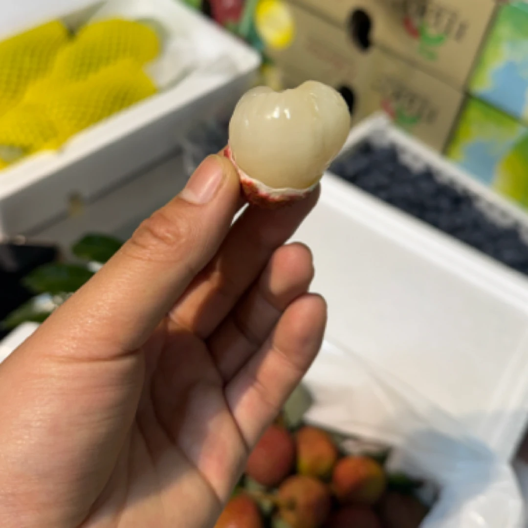 沈记荔枝1箱净重约2斤