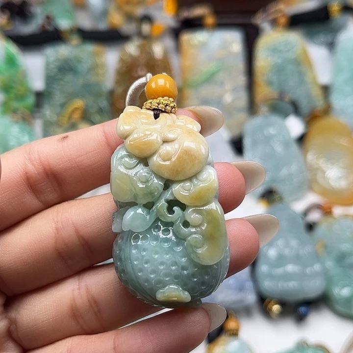 翡翠未镶嵌颈饰葫芦