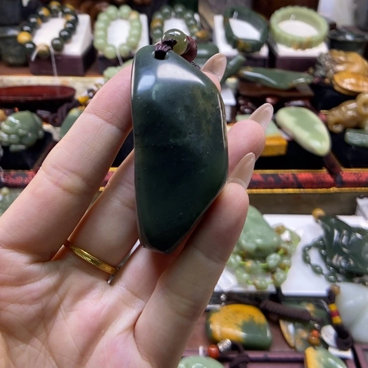 未镶嵌岫岩老玉（透闪石质玉）把件