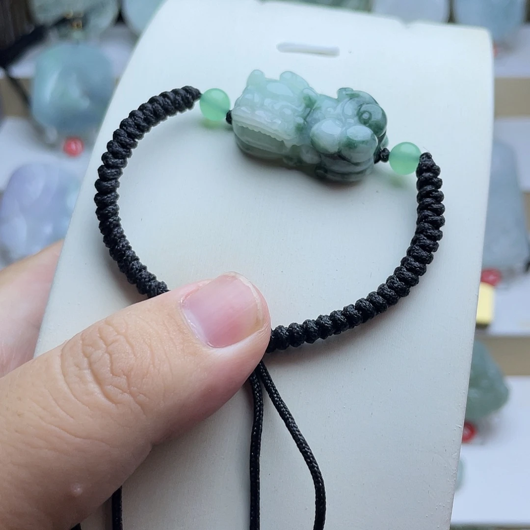 翡翠未镶嵌颈饰貔貅