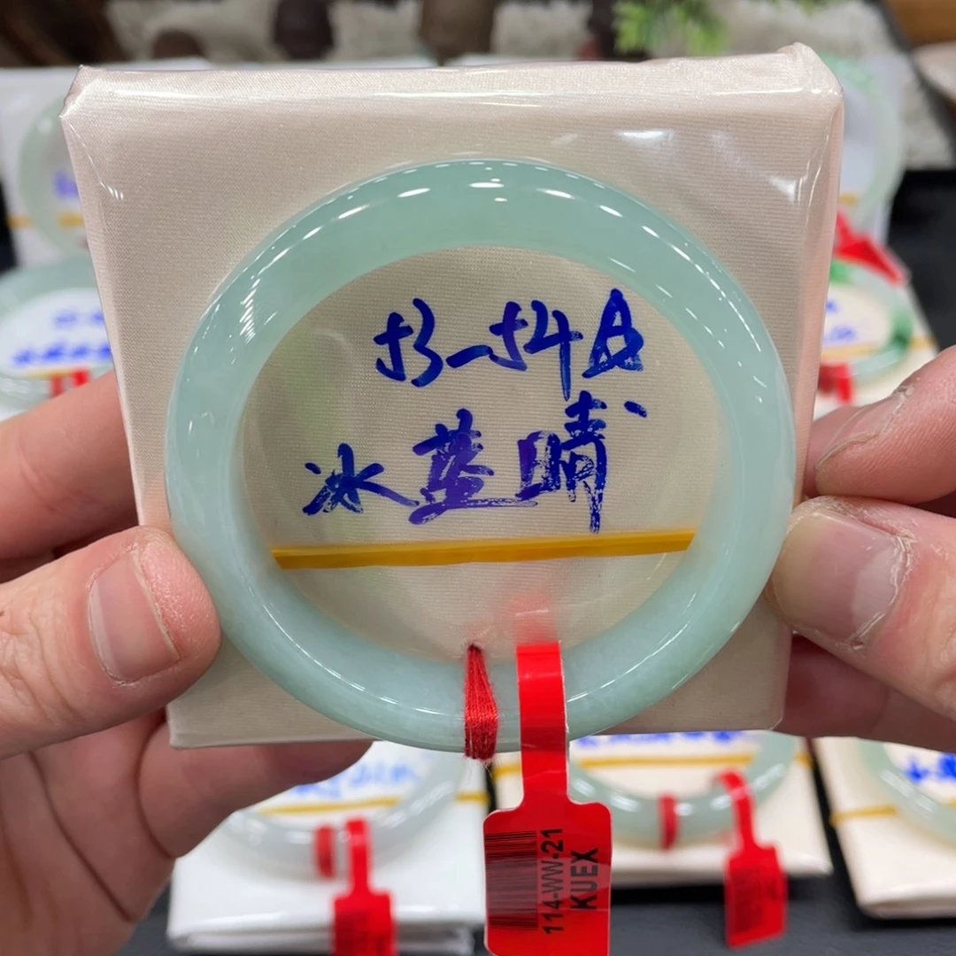 翡翠手镯未镶嵌翡翠