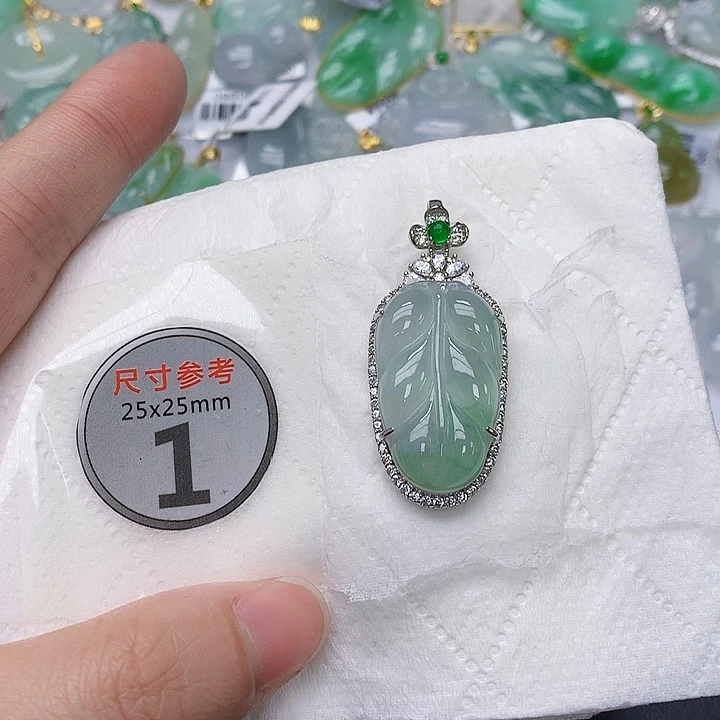 颈饰18K金镶嵌翡翠