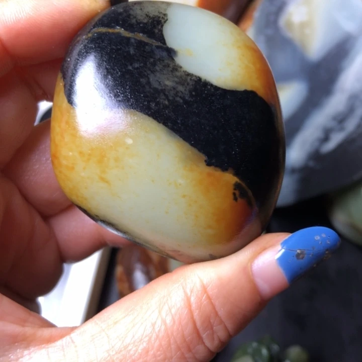 旺***和田玉未镶嵌珠宝奇石