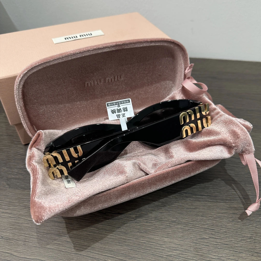 未使用 MIU MIU/缪缪  青奢荟/时尚11w黑金logo墨镜太阳镜////