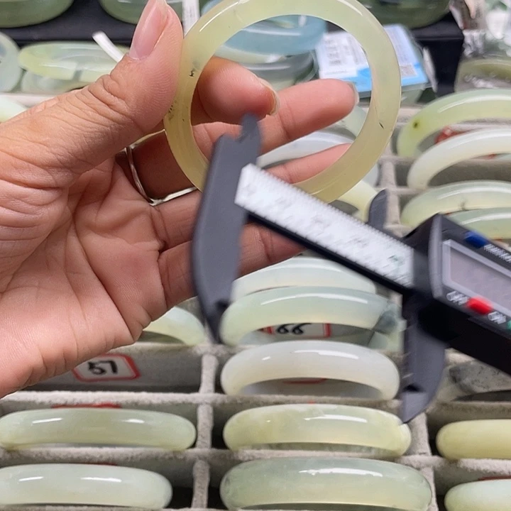 蛇纹石玉未镶嵌手镯57