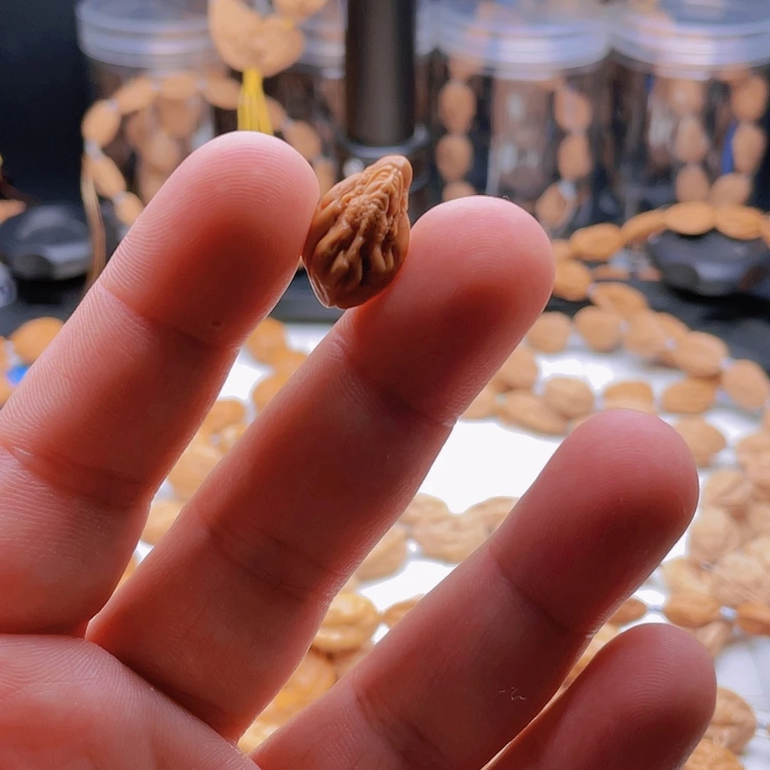 文玩核桃吊坠淡**生07雕刻