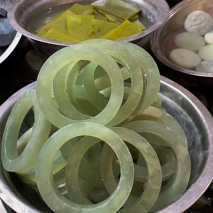 蛇纹石玉未镶嵌珠宝半成品静*