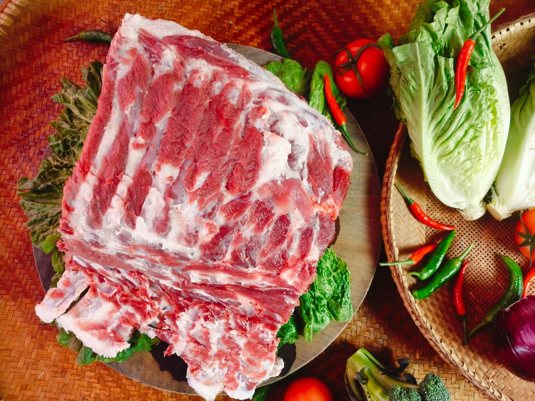 农村熟食土猪肉排骨-现切现称