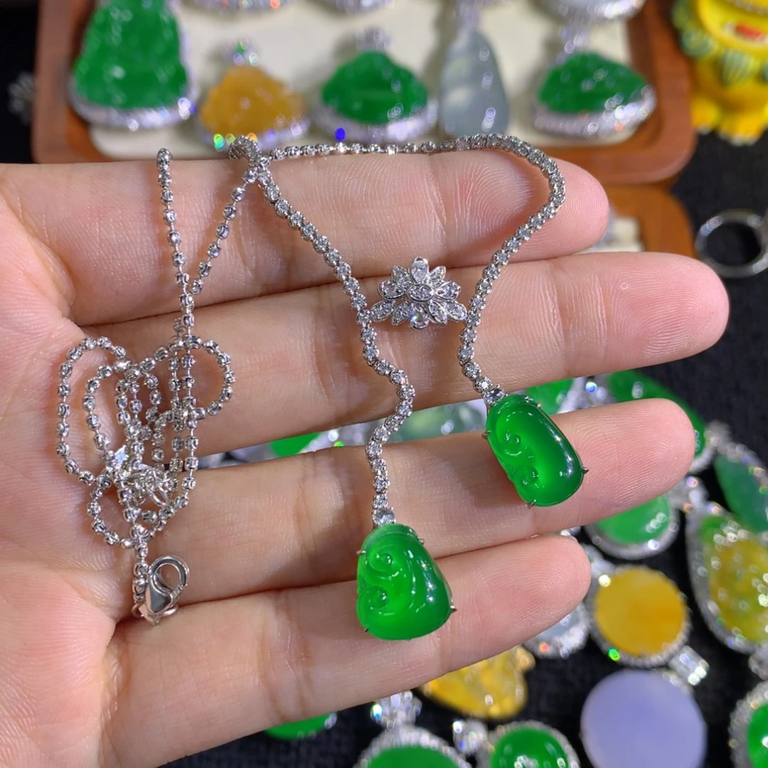 翡翠18K金镶嵌颈饰888888