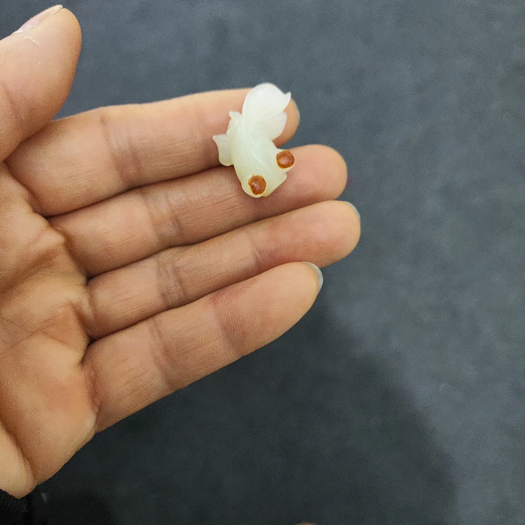 和田玉小金鱼手工雕刻