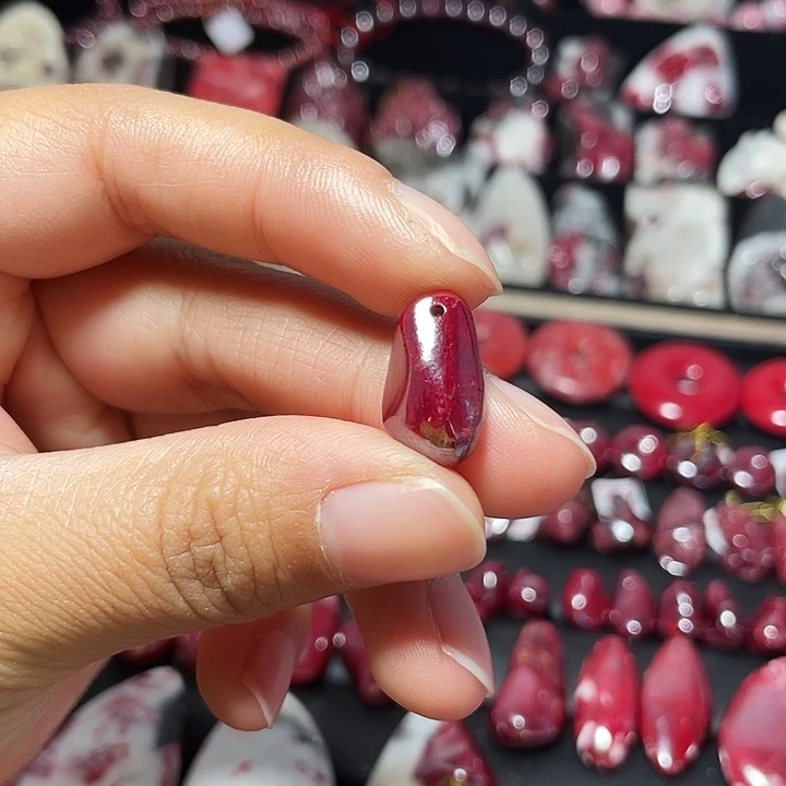 天然辰砂原矿随形吊坠5.5克