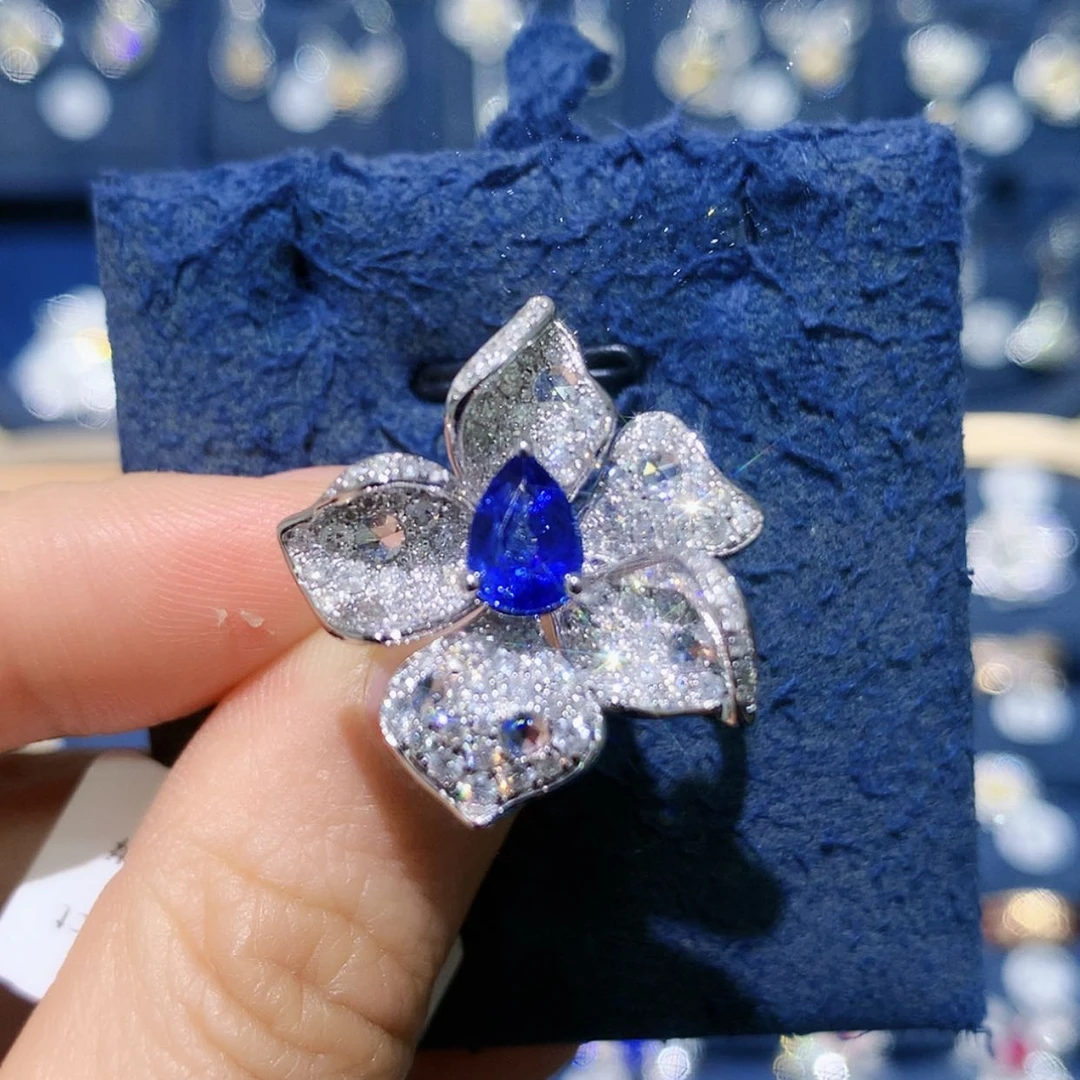 【闪购商品】蓝宝石戒指18K金镶嵌蓝宝石设计款花朵戒指重6g