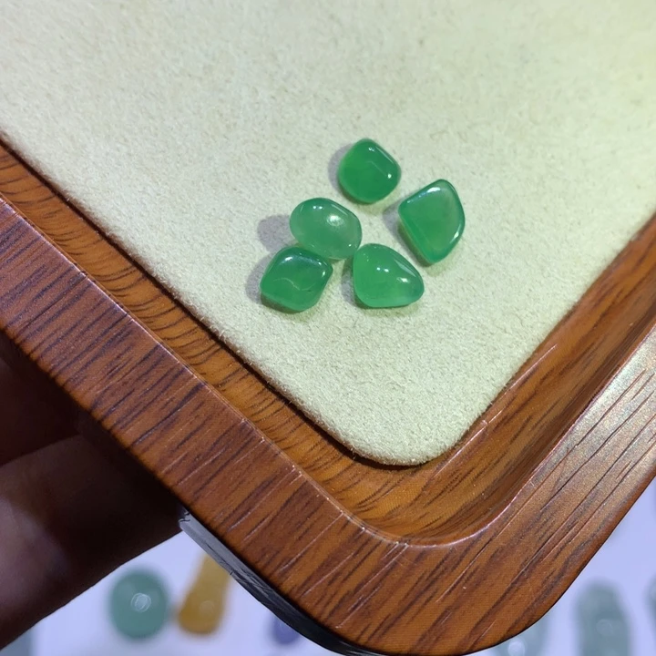 翡翠未镶嵌颈饰随形