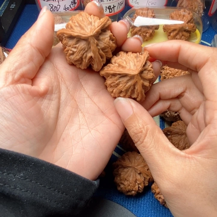 琦***敌桃核吊坠三棱核桃