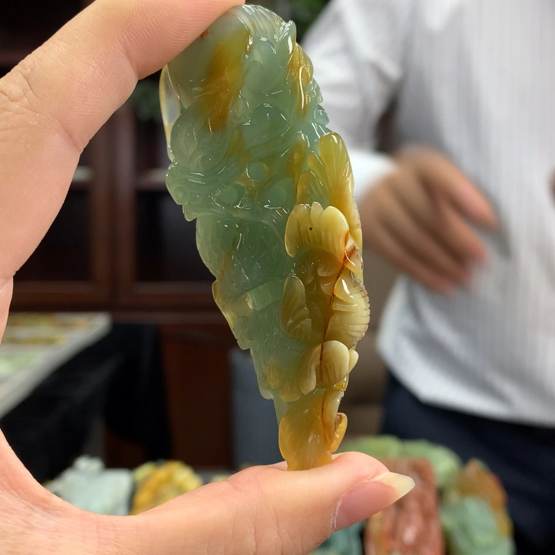 蛇纹石玉未镶嵌颈饰