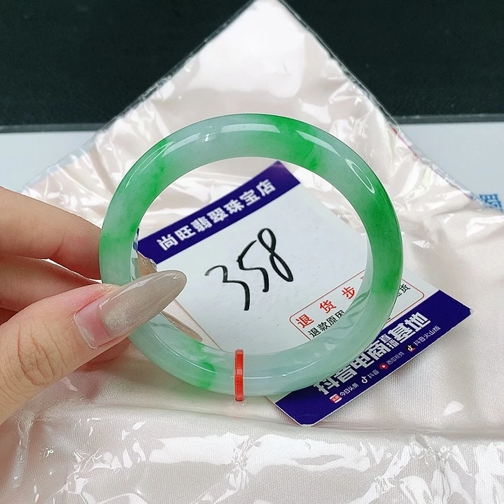 翡翠手镯未镶嵌翡翠
