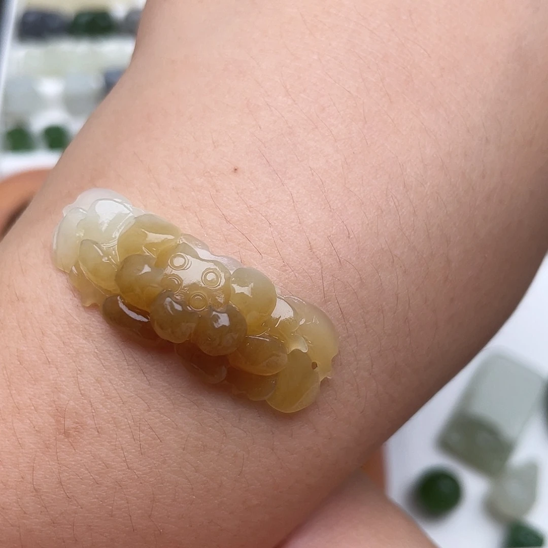 和田玉未镶嵌颈饰糖色莲花手牌