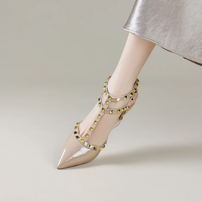 7cm漆皮尖头坡跟鞋新款铆钉T字扣带洋气包头凉鞋女真皮后空高跟鞋