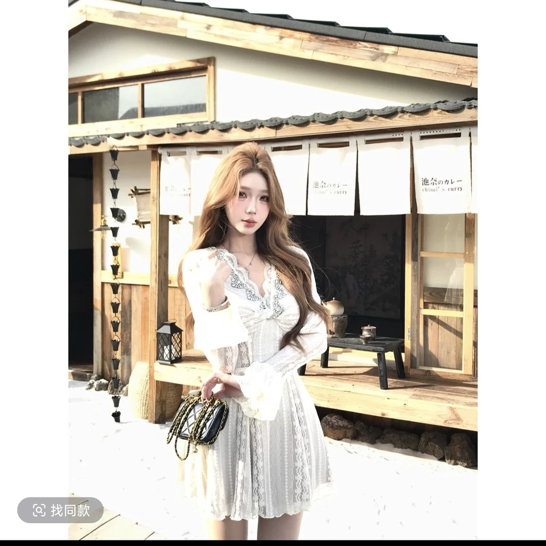 白绡萦卷法式纯欲v领蕾丝连衣裙女秋冬设计感收腰显瘦