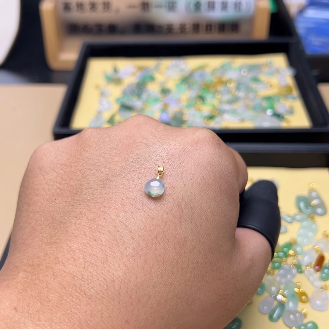 翡翠18K金镶嵌颈饰水滴