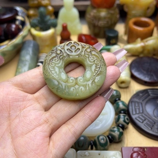 蛇纹石玉未镶嵌颈饰