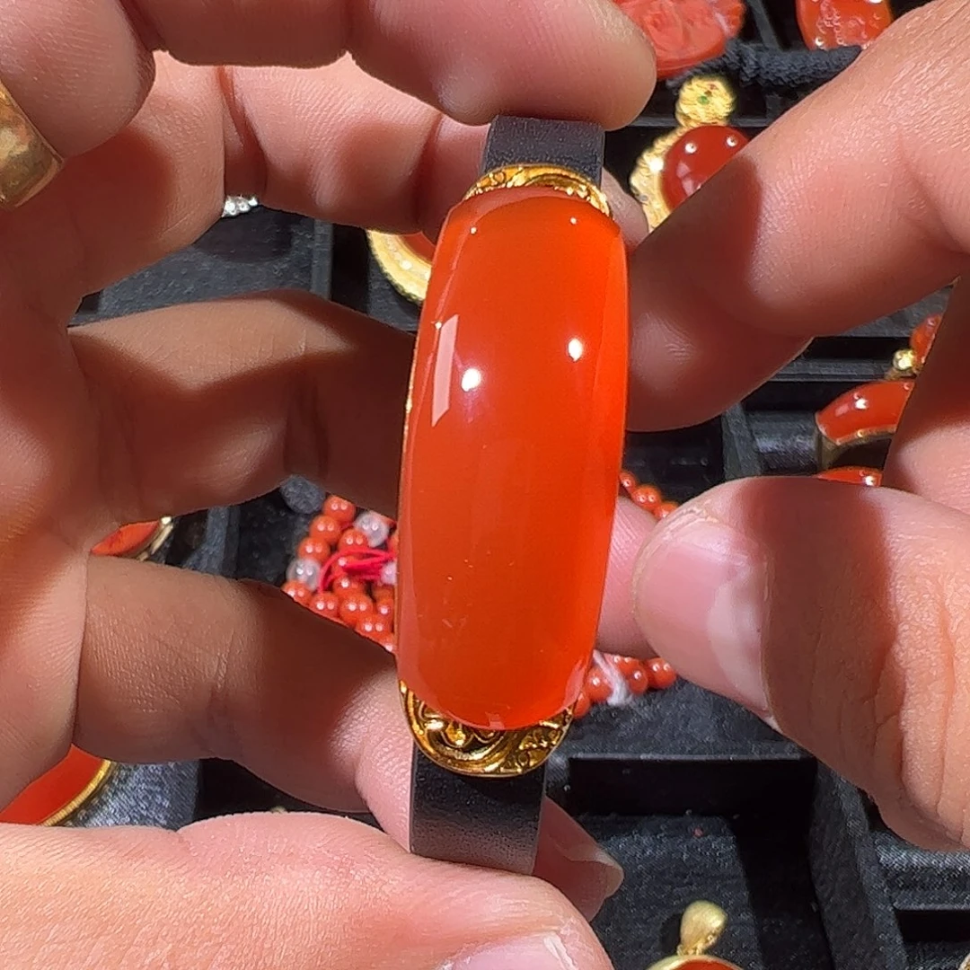 南红玛瑙18K金镶嵌手镯