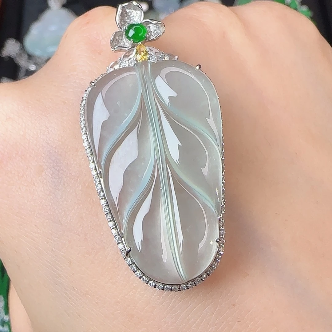 翡翠18K金镶嵌颈饰高冰起荧光翡翠叶子