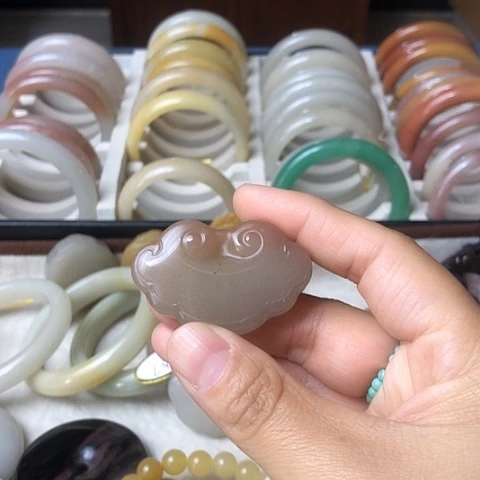石英质玉未镶嵌颈饰