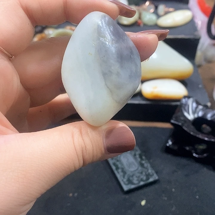 未镶嵌和田玉（糖玉）挂件崖*