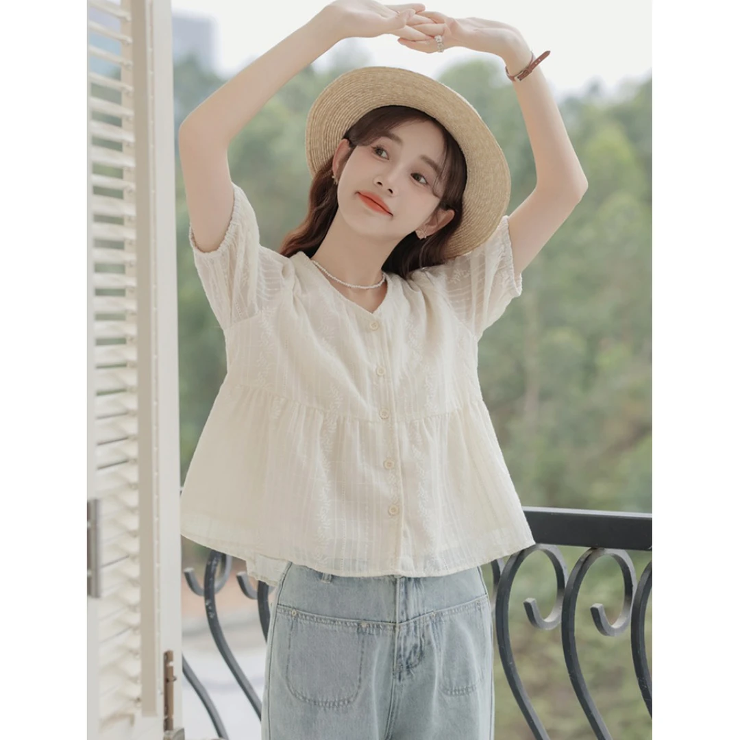 2025夏季款小清新提花短袖杏色衬衫女减龄V领宽松上衣蕾丝娃娃衫