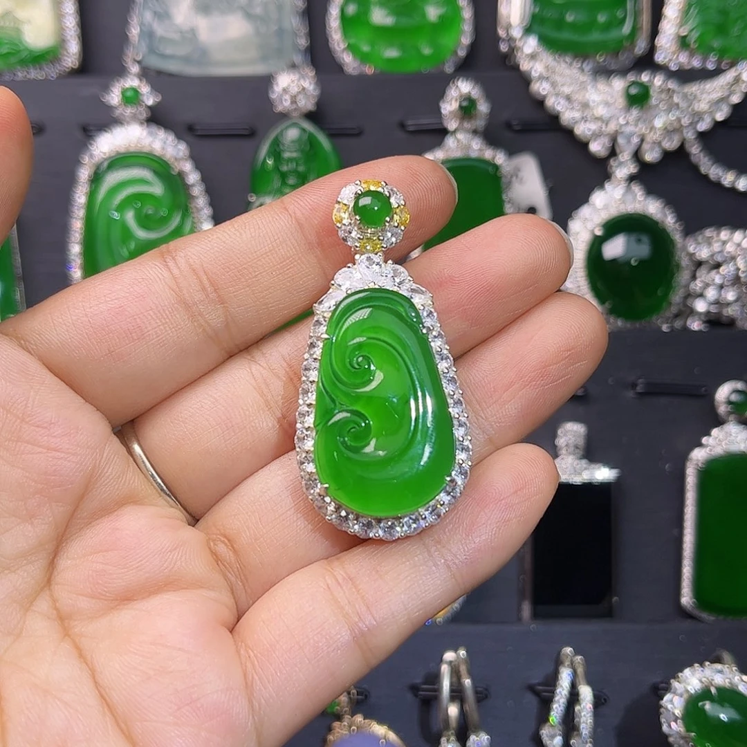 翡翠未镶嵌颈饰如意