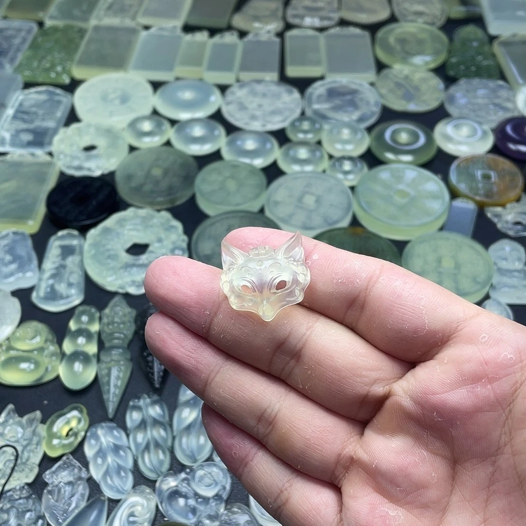 岫玉未镶嵌颈饰狐狸面具