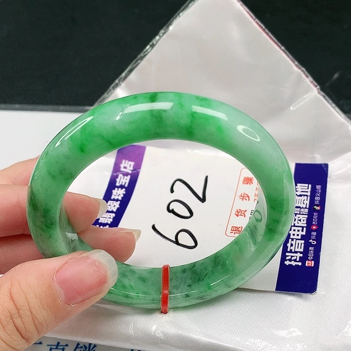 翡翠手镯未镶嵌翡翠