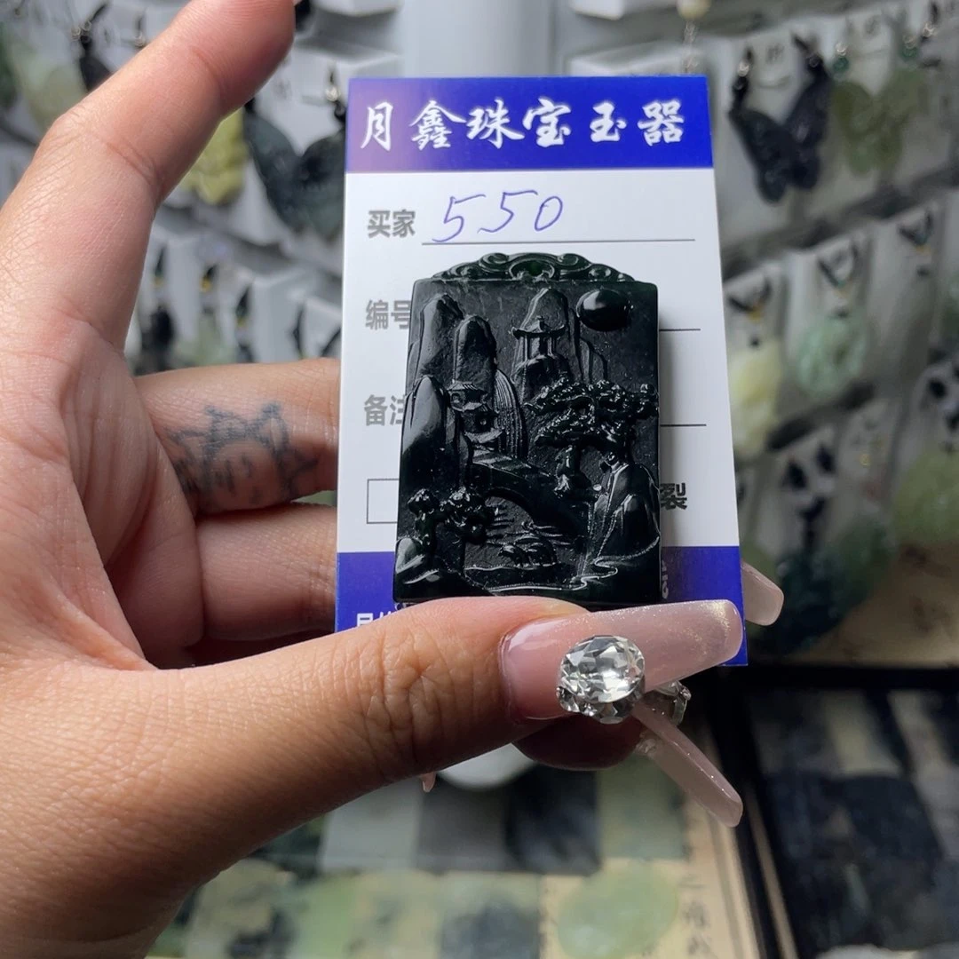 岫玉颈饰未镶嵌熊**?山水