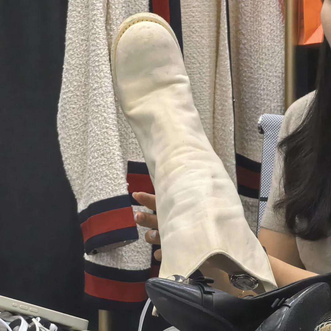 95新 Alexander McQueen/亚历山大·麦昆 白色靴子不退换