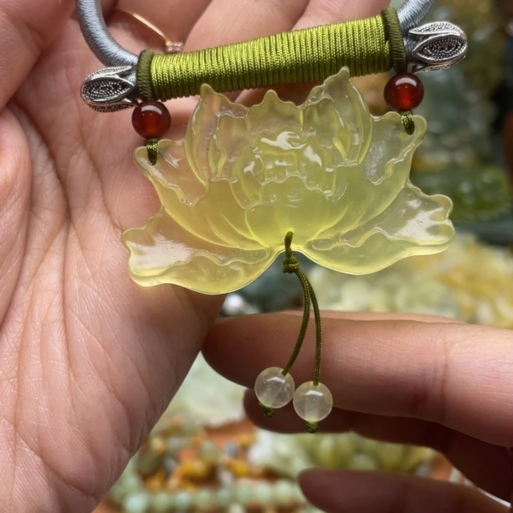 蛇纹石玉吊坠合金