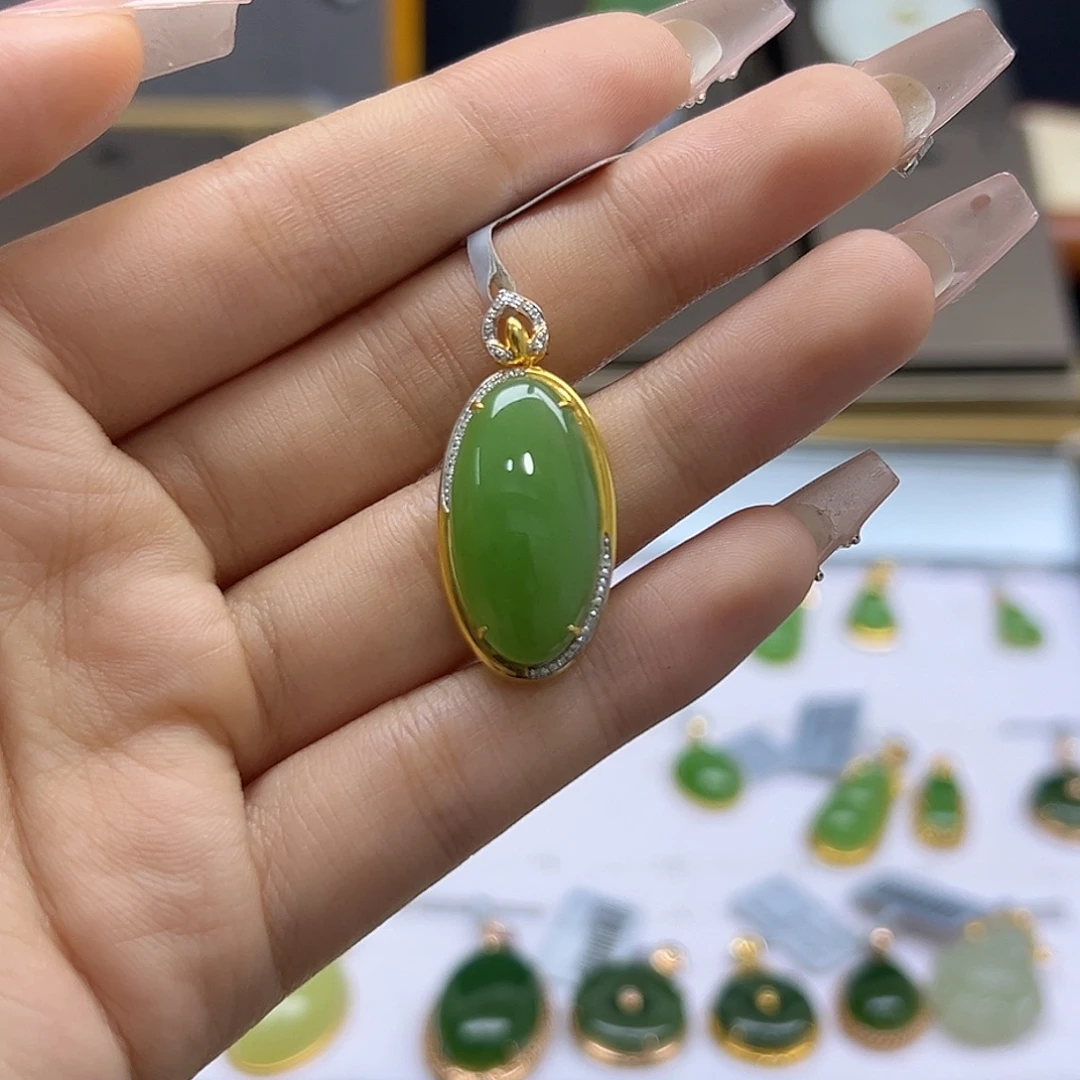 和田玉18K金镶嵌吊坠(赠链)