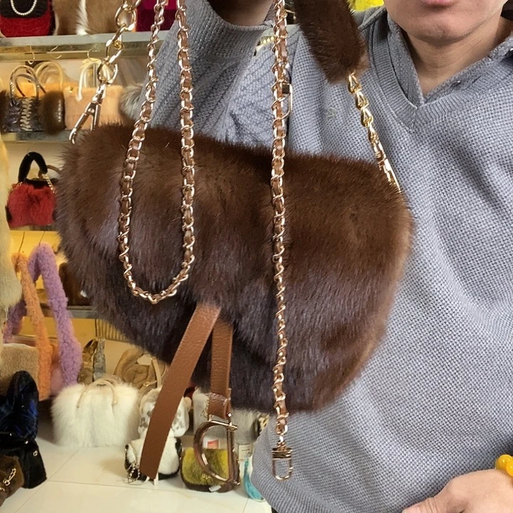 钛合金带子款娃叔皮草水貂咖啡色马鞍包